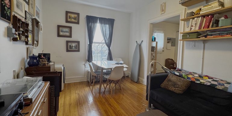 Apt 2 Livingroom_2